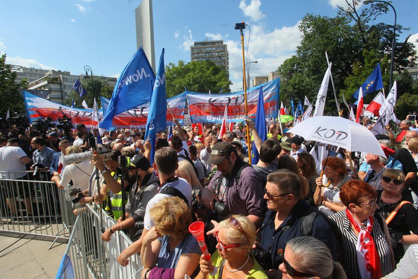 Kuriozalne pytanie i chamska odpowiedź Michnika. Emocje na proteście