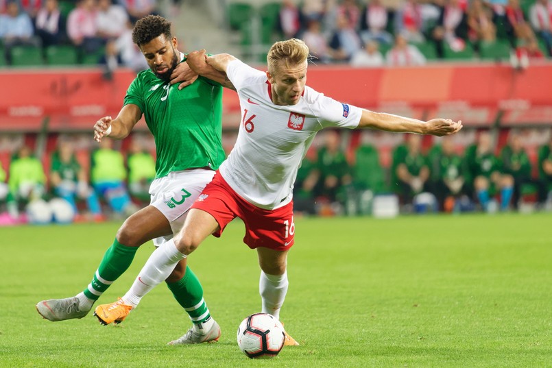 W porównaniu do piątkowego meczu z Włochami w Bolonii w Lidze Narodów (1:1) selekcjoner Jerzy Brzęczek dokonał sześciu zmian w podstawowym składzie. Najpoważniejsza to brak Roberta Lewandowskiego. W ataku zastąpić go mieli Arkadiusz Milik i debiutant Krzysztof Piątek.