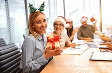 Pragmatyka wypiera firmowego śledzika". Pracownicy wolą gotówkę