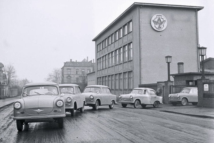 Nowe Trabanty wyjeżdżają z fabryki w Zwickau