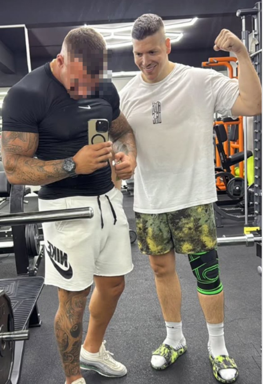 Sloba u teretani u papučama