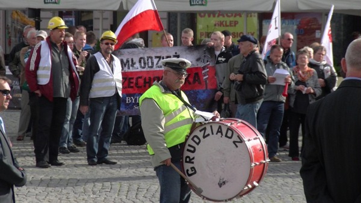 Środowisko "Solidarności" postanowiło wyrazić swoje niezadowolenie z rządów Donalda Tuska. W środę na Starym Rynku w Bydgoszczy wypominali premierowi niespełnione obietnice.