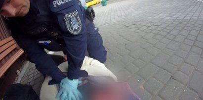 Miała otwarte puste oczy. Policjant zdążył krzyknąć, że nie oddycha. Wstrząsające nagranie