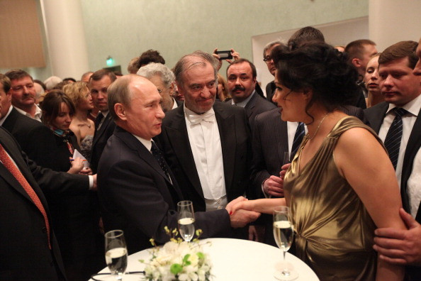 Śpiewaczka operowa Anna Netrebko przyjmuje gratulacje od prezydenta Rosji Władimira Putina. Zdjęcie z 2013 r.
