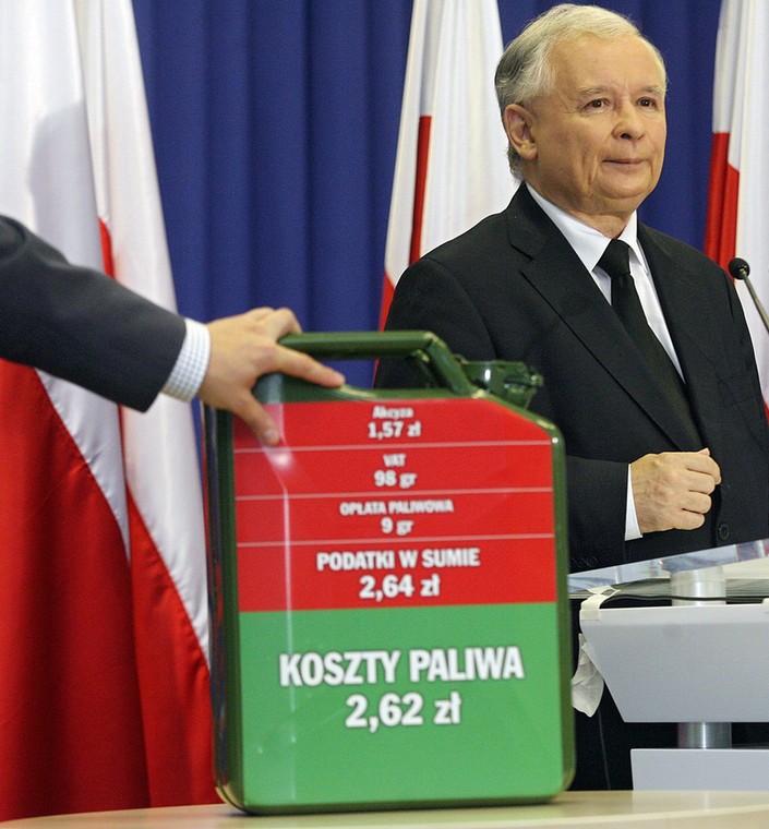 Prezes Prawa i Sprawiedliwości Jarosław Kaczyński 12.08.2011 r. podczas konferencji prasowej nt. "NIE dla benzyny po 6 zł. Jarosław Kaczyński żąda obniżenia akcyzy"