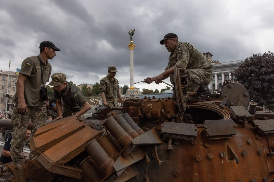Ukrajinska vojska na uništenom ruskom tenku u Kijevu