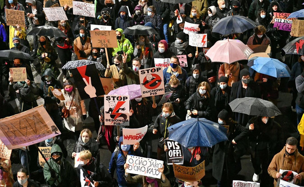 Uczestnicy protestu przeciw zaostrzeniu prawa aborcyjnego