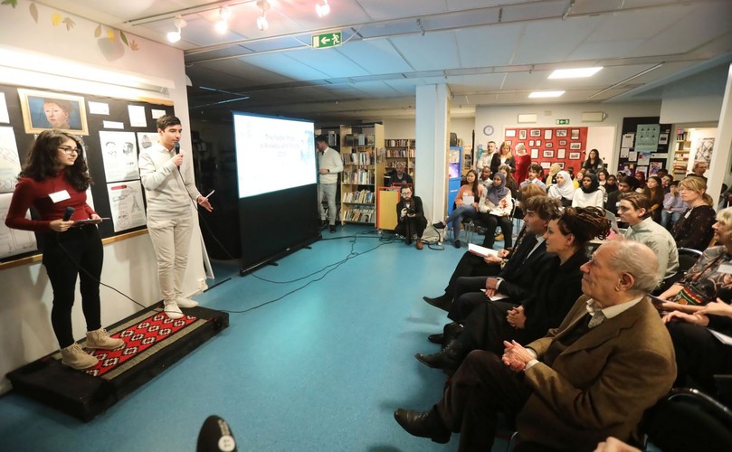 Noblistka spotkała się z uczniami szkoły w Tensta