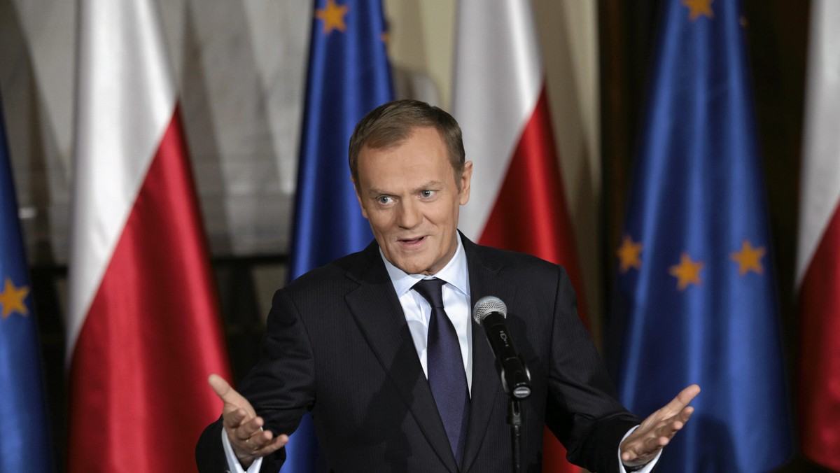 Donald Tusk w wywiadzie dla tygodnika "Przekrój" stwierdził, że nic nie sądzi o Jarosławie Kaczyńskim, zdradza także swoje plany zawodowe. Pół żartem, pół serio zapowiada, że czekają go jeszcze dwie kadencje premiera i szefowanie Komisji Europejskiej. - Jestem owładnięty jedną myślą - żeby wszystko, co robimy, oznaczało lub zapowiadało wyraźnie wyższy standard cywilizacyjny, estetyczny, kulturowy techniczny, finansowy - wyznał premier. Dodał, że "ta »rewolucja cichych kroków« wydaje mi się najbardziej podniecająca".