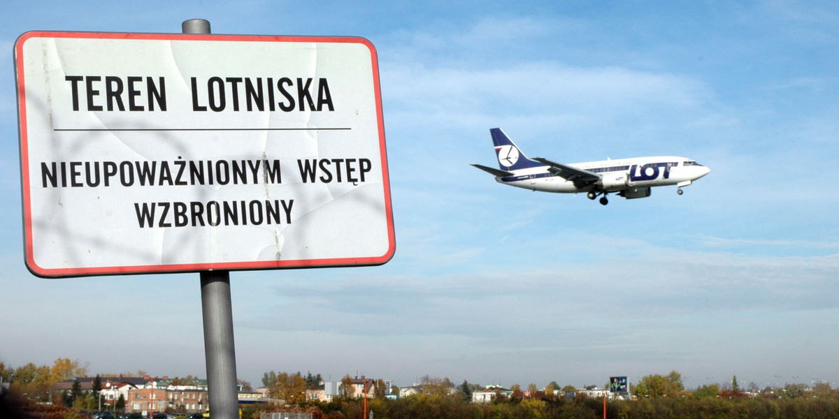 Pasażerski transport lotniczy niemal zamarł. Skutki kryzysy odczuwają też polskie lotniska. 