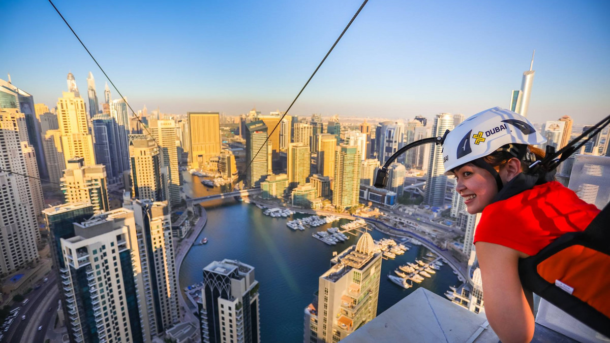 W Dubaju otwarto nową ekstremalną tyrolkę XLine. Znajduje się ona w kompleksie Dubai Marina i jest nie tylko najdłuższą na świecie miejską tyrolką, ale również jedną z najbardziej stromych i najszybszych tego typu atrakcji. Ma wysokość 170 metrów, kilometr długości i nachylenie 16 stopni, przez co pozwala na przejazdy ze średnią prędkością 80 kilometrów na godzinę.