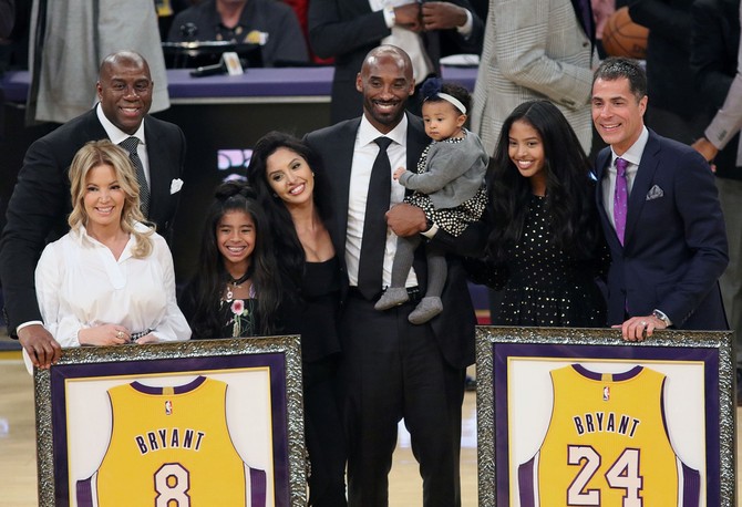 Džini Bus, Šakil O Nil, Kobi Brajant sa suprugom i ćerkama i Rob Pelinka na dan kada se Brajant oprostio od dresova LA Lejkersa 2017. u Los Anđelesu
