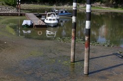 Poziom Wisły coraz bardziej opada. Nie kursują promy i tramwaje wodne [ZDJĘCIA]