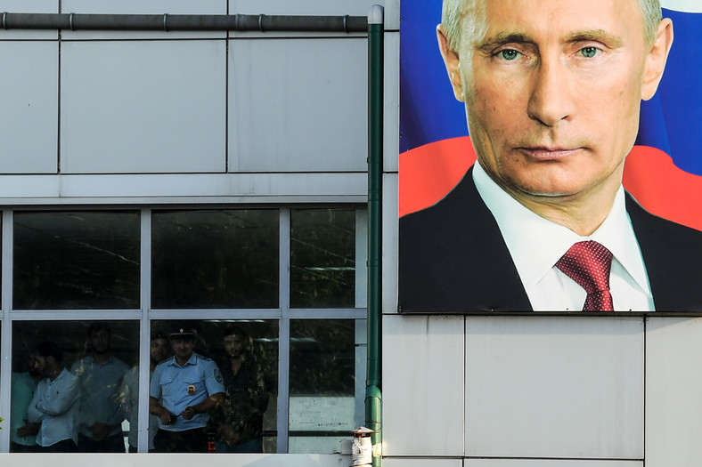 Portret prezydenta Rosji Władimira Putina na lotnisku w Groznym, stolicy Czeczenii, 2017 r.