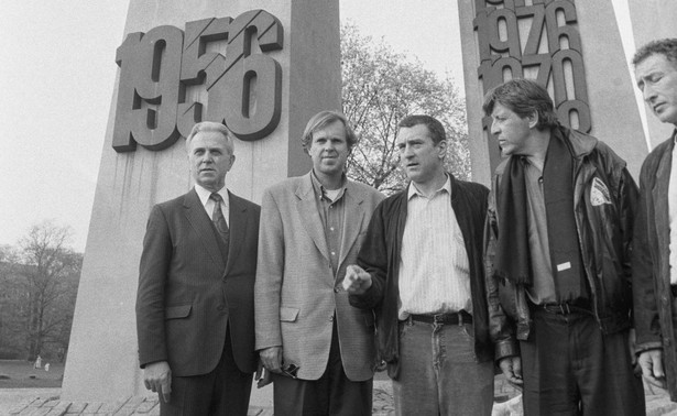 Poznań 26.04.1992. Amerykański aktor i producent filmowy Robert De Niro (C) przy pomniku Poznańskiego Czerwca 1956