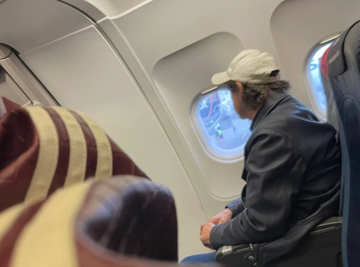 SPAŽEN! Zdravko Čolić NA AERODROMU u BERLINU, neprepoznatljiv u KAČKETU, a evo šta je radio neposredno PRED LET! (FOTO)