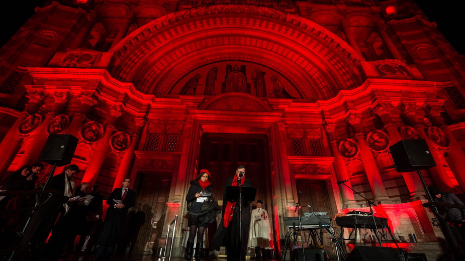 Setki kościołów podświetlonych na czerwono. 17 listopada rusza #RedWeek