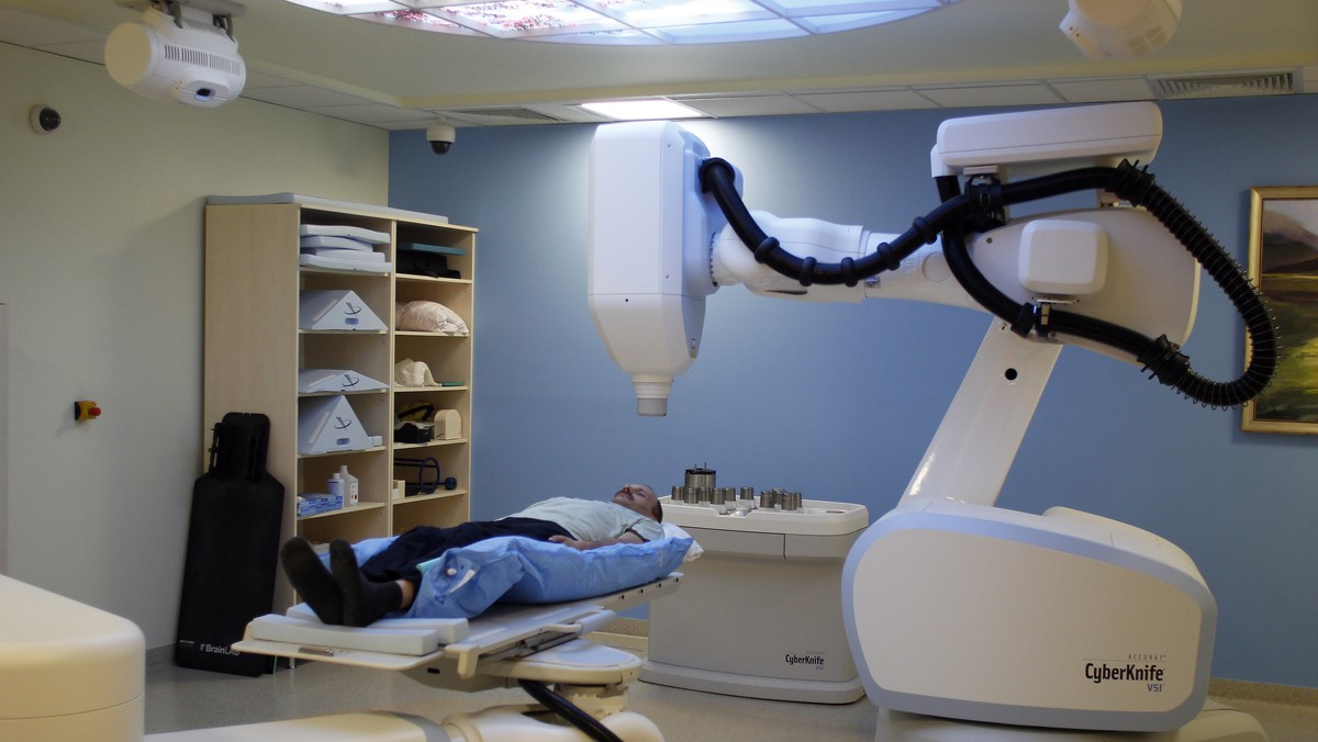 Pierwsi pacjenci chorzy na nowotwory przeszli zabiegi naświetlania w pracowni CyberKnife w Instytucie Onkologii w Gliwicach. Cybernetyczny nóż, czyli supernowoczesna metoda radioterapii, pozwala niezwykle precyzyjnie i szybciej leczyć wiele nowotworów.