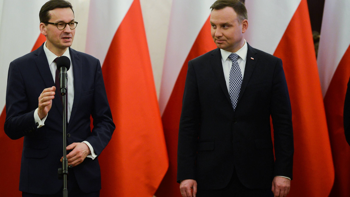 Prezydent Andrzej Duda cieszy się największym (63 proc.) zaufaniem; drugi w rankingu jest premier Mateusz Morawiecki (55 proc.), trzeci - Paweł Kukiz (45 proc.) - wynika z sondażu CBOS. Liderami rankingu nieufności są szefowie: PO Grzegorz Schetyna (49 proc.) oraz Teraz! Ryszard Petru (45 proc.). 