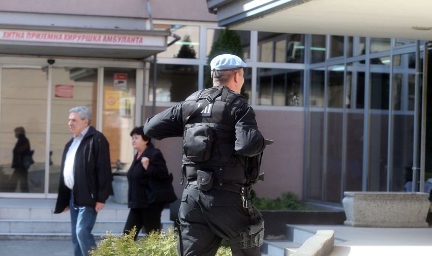 Jedinica za podršku MUP RS na ulazu u zgradu Hirurgije 