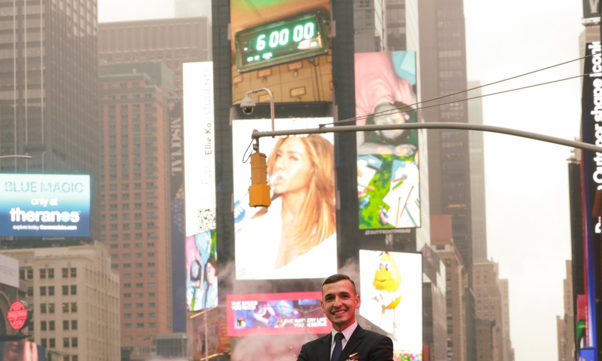 Mateusz jest stewardem. "Wszystkie egzaminy trzeba było zdać na 90%"