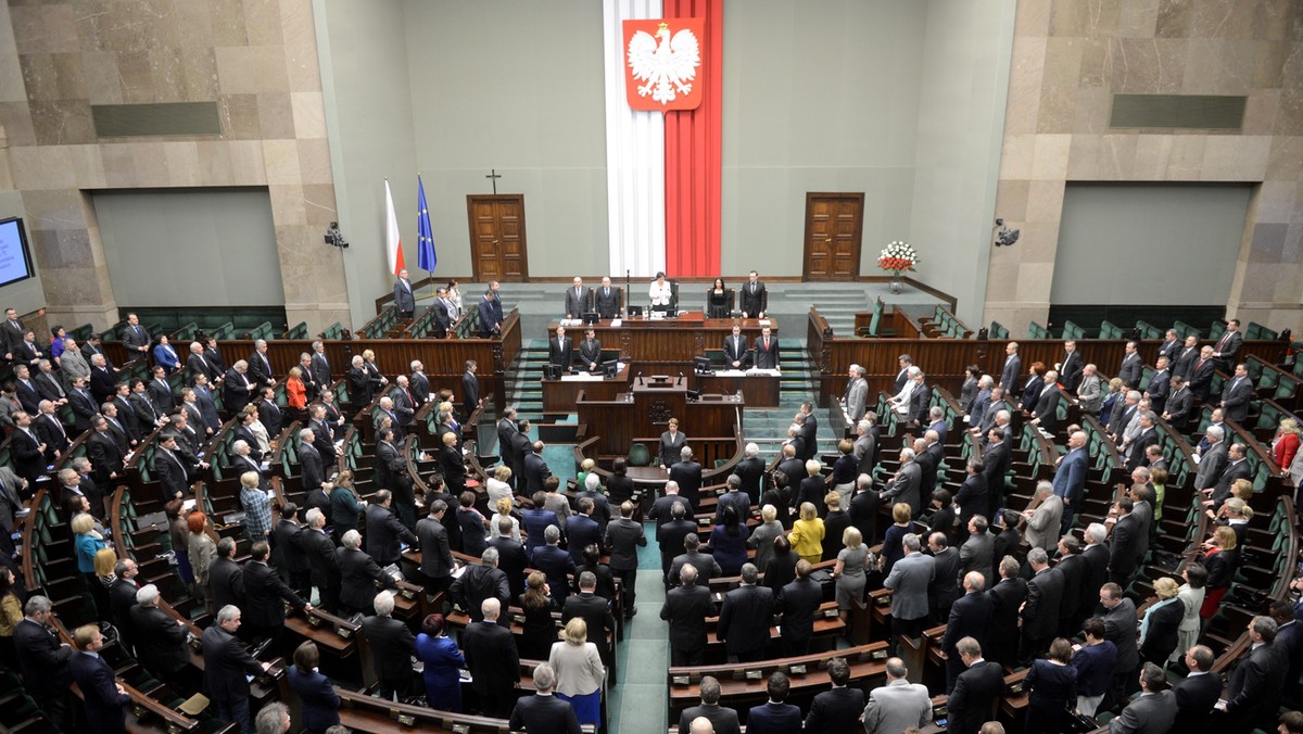 Pracę posłów źle ocenia 73 proc. badanych, dobrze - 13 proc. - wynika z najnowszego sondażu CBOS. Z kolei o działalności prezydenta Bronisława Komorowskiego dobrą opinię ma 65 proc. ankietowanych, negatywną ocenę wystawiło mu 24 proc.