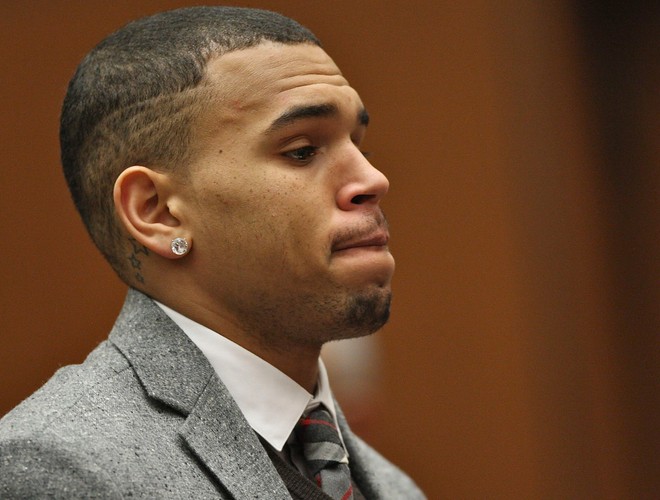 Chris nabił jej siniaka na czole i podbił oko. Fani Rihanny nigdy mu tego nie zapomną