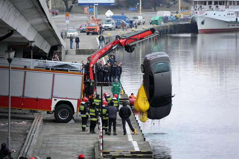 Tragedia w Szczecinie. Samochód wpadł do Odry. ZDJĘCIA