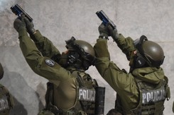 Odbicie zakładników, ewakuacja rannych... Nocne ćwiczenia antyterrorystyczne