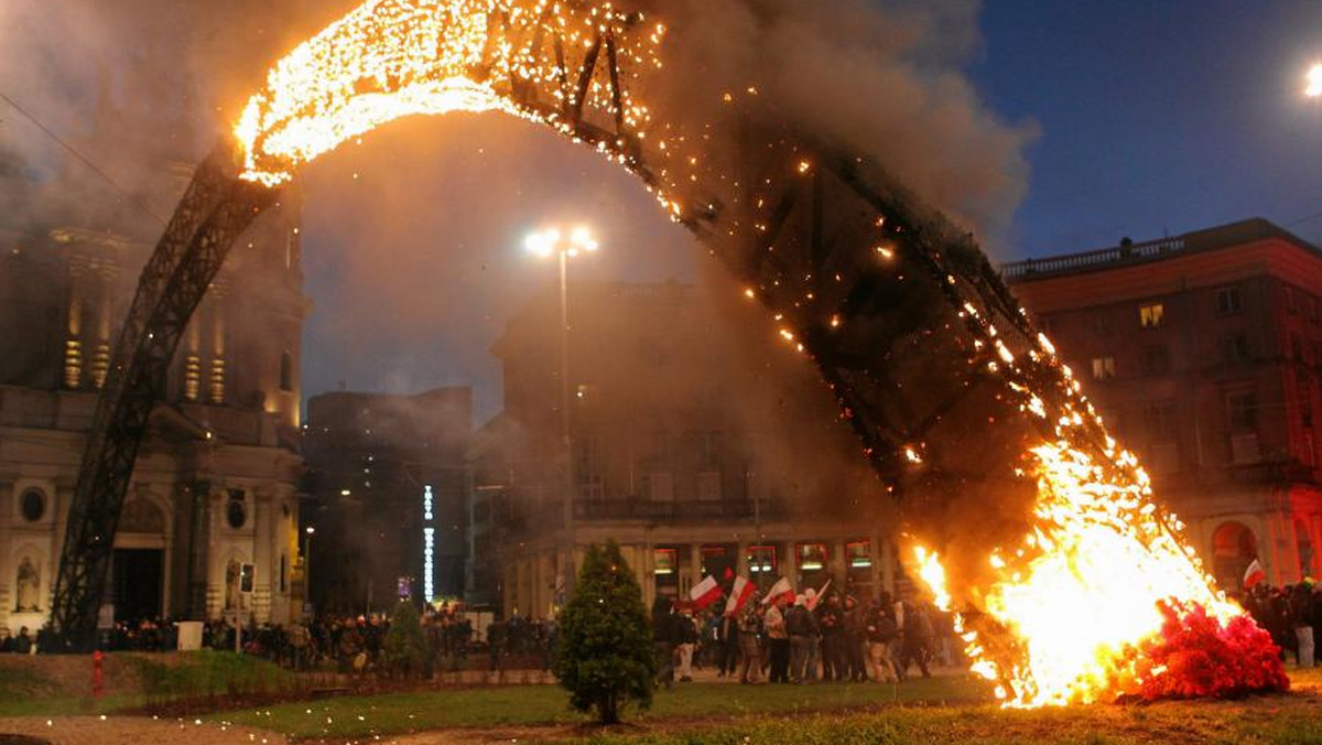 Podpalona "Tęcza" na warszawskim Placu Zbawiciela