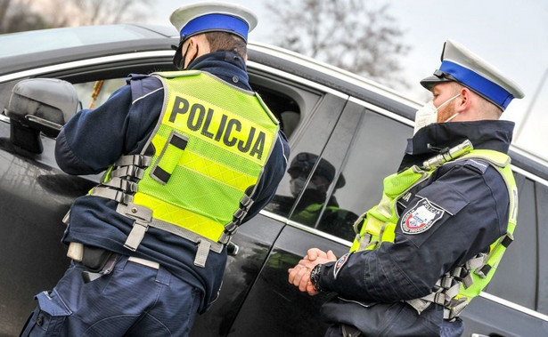 Policja od 1 stycznia 2022 stosuje nowy taryfikator mandatów. Prawo jazdy za 50+ straciło o 82 proc. kierowców mniej niż w 2021 roku