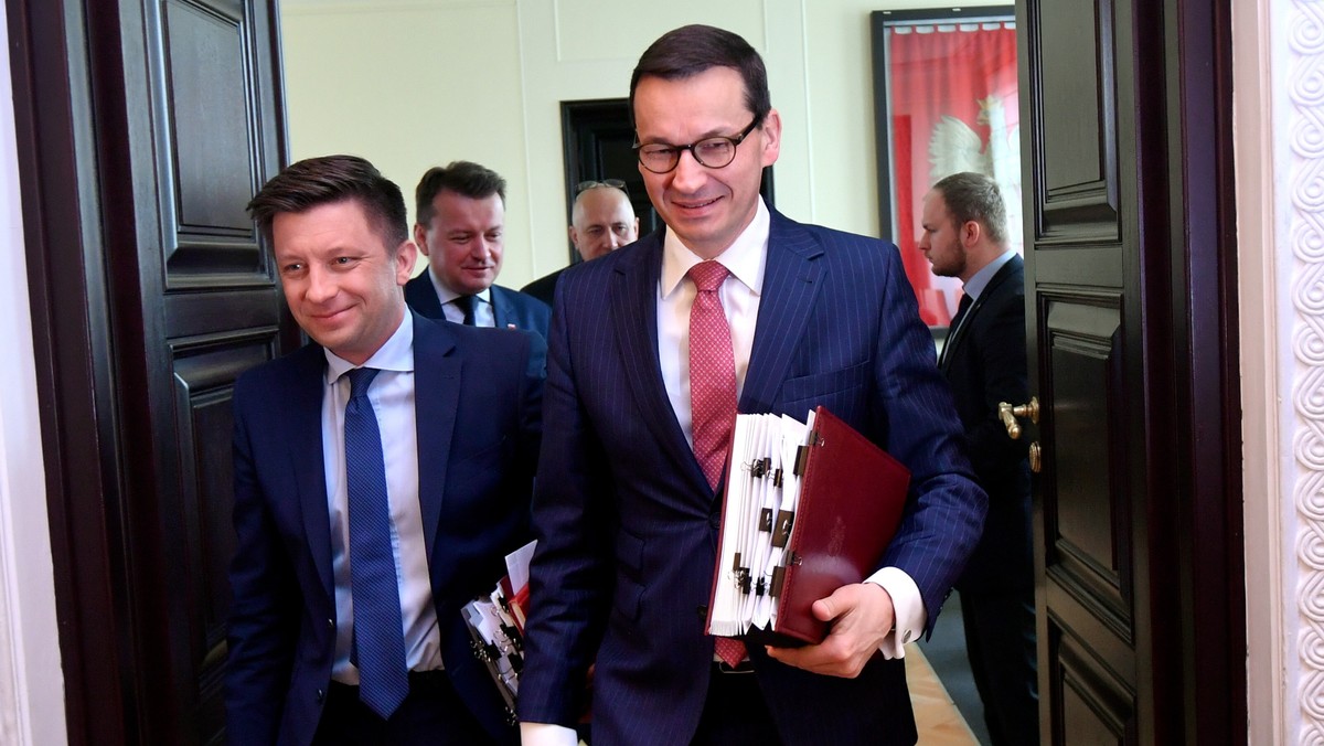 O północy minął termin przekazywania nagród przez ministrów i wiceministrów rządu na rzecz Caritasu. Szef Komitetu Stałego Rady Ministrów Jacek Sasin zapewniał w RMF FM, że zbiorcze zestawienie przelewów zostanie opublikowane przez Kancelarię Prezesa Rady Ministrów. Jak do tej pory taka informacja nie pojawiła się na jej stronie internetowej. Szef Kancelarii Premiera Michał Dworczyk stwierdził, że to sprawa władz partyjnych, nie rządu.