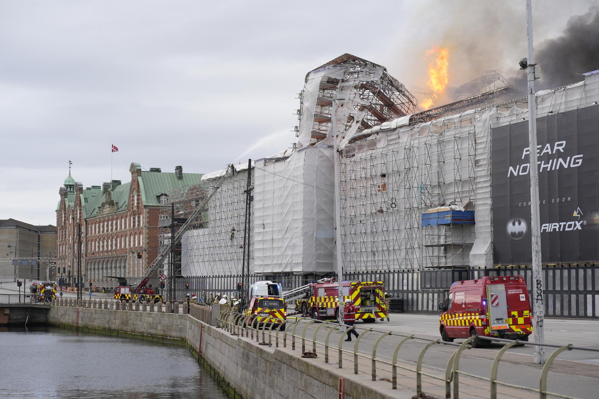 Historickú budovu burzy v centre dánskej metropoly Kodaň v utorok 16. apríla 2024 zachvátili plamene.