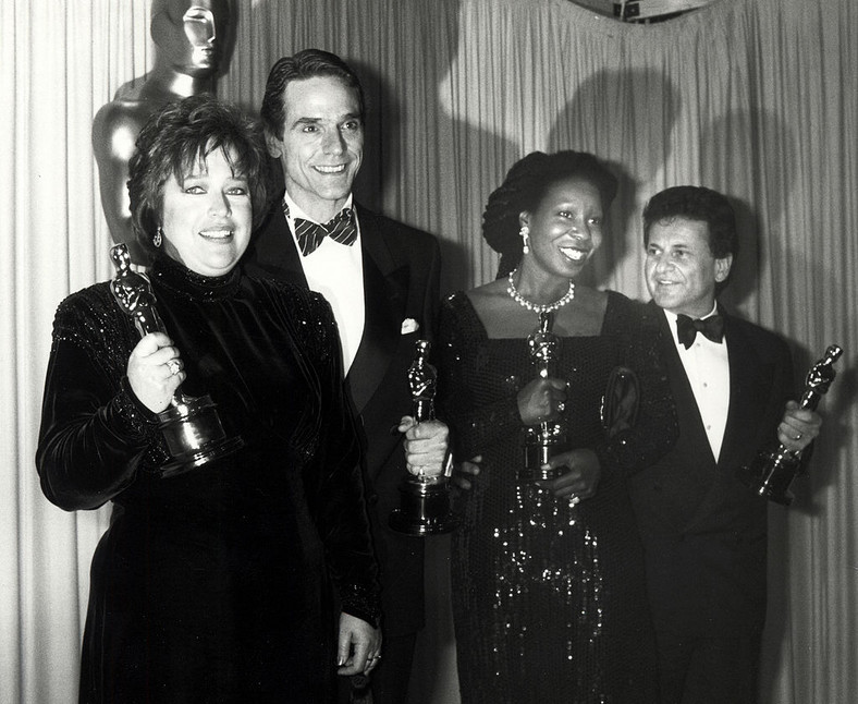 Z Kathy Bates, Whoopi Goldberg i Joe Pescim na 63. ceremoni rozdania Oscarów