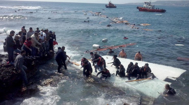 Görög partoknál menekültek
