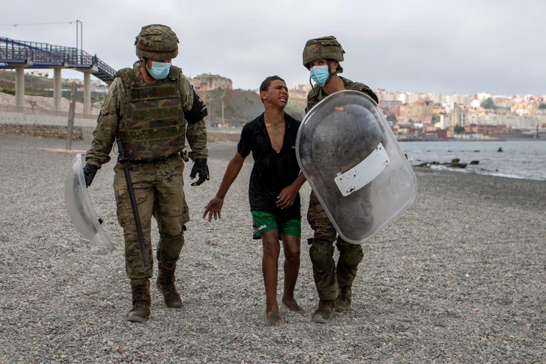 Migranti iz Maroka u Seuti sa španskom vojskom
