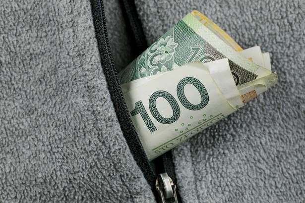Skarbówka zgarnie z konta 100 zł! Nowa opłata dla wszystkich Polaków!