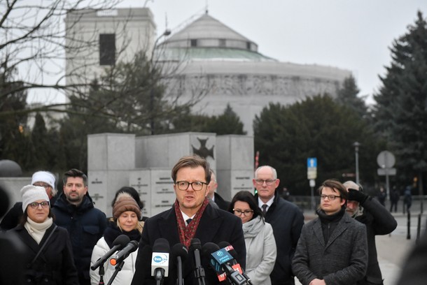 Mecenas Michał Wawrykiewicz podczas konferencji prasowej Porozumienia dla Praworządności i partii opozycyjnych, Warszawa, 27 stycznia 2022 r.