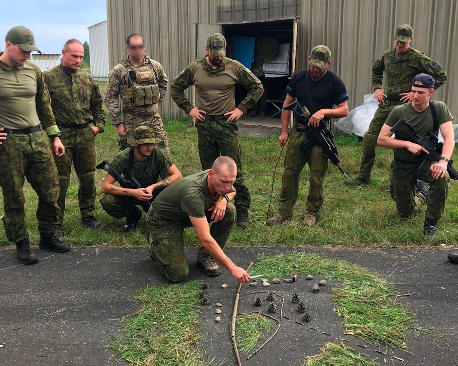 Wojska litewskie i żołnierze sił specjalnych US Army planują misję podczas ćwiczeń, 8 września 2018 r.