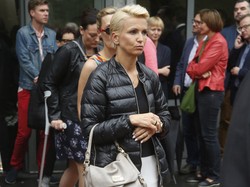 Internauci zniesmaczeni strojem, w którym Marta Kuligowska pojawiła się na pogrzebie Miecugowa. FOTO