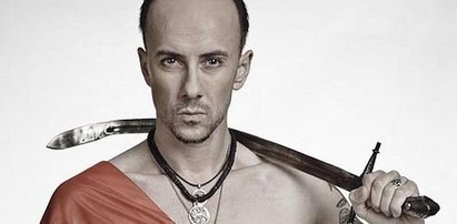 Nergal owinięty w polską flagę. Bluźnierca? Foto