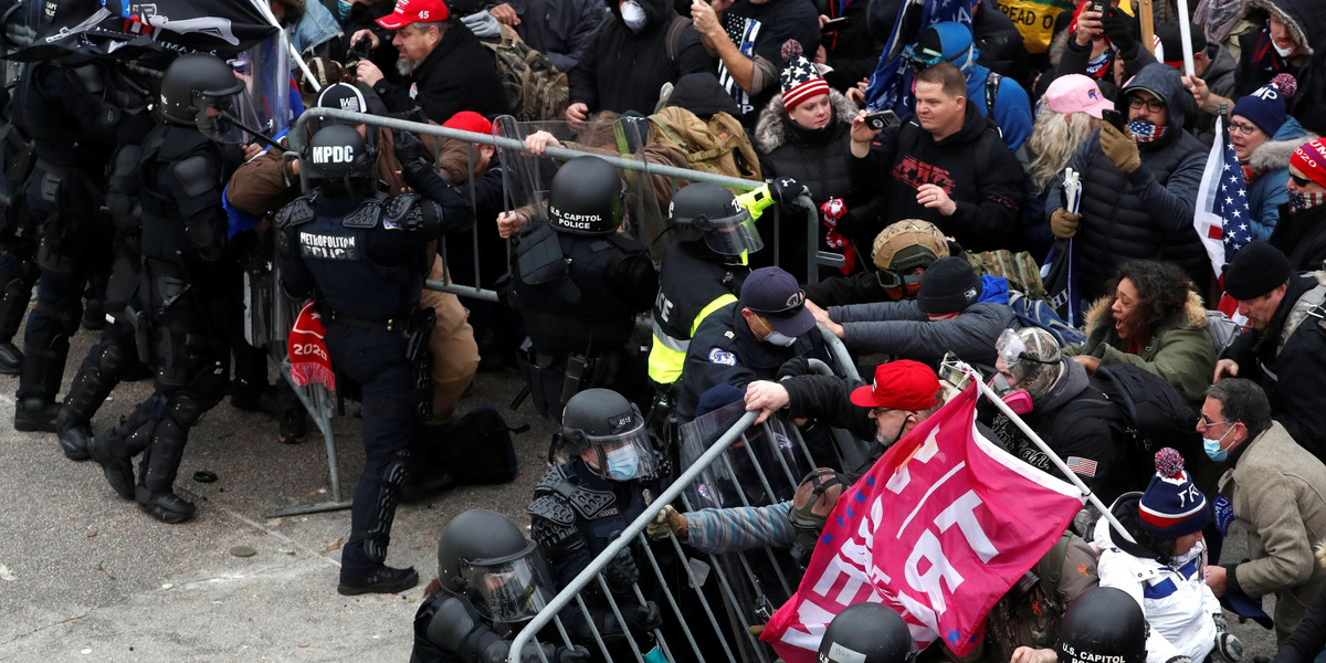 Zamieszki w USA. Zwolennicy Trumpa wtargnęli do Kapitolu! Starcia z policją. Cztery osoby nie żyją