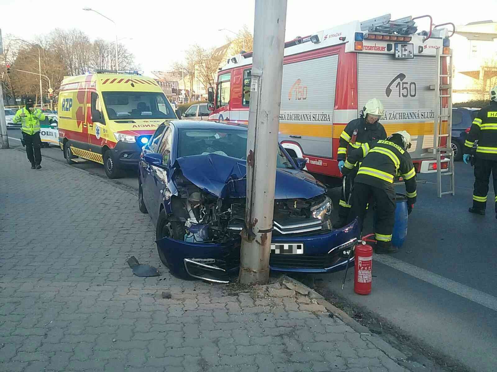 Náraz auta do stĺpa v Trenčíne.