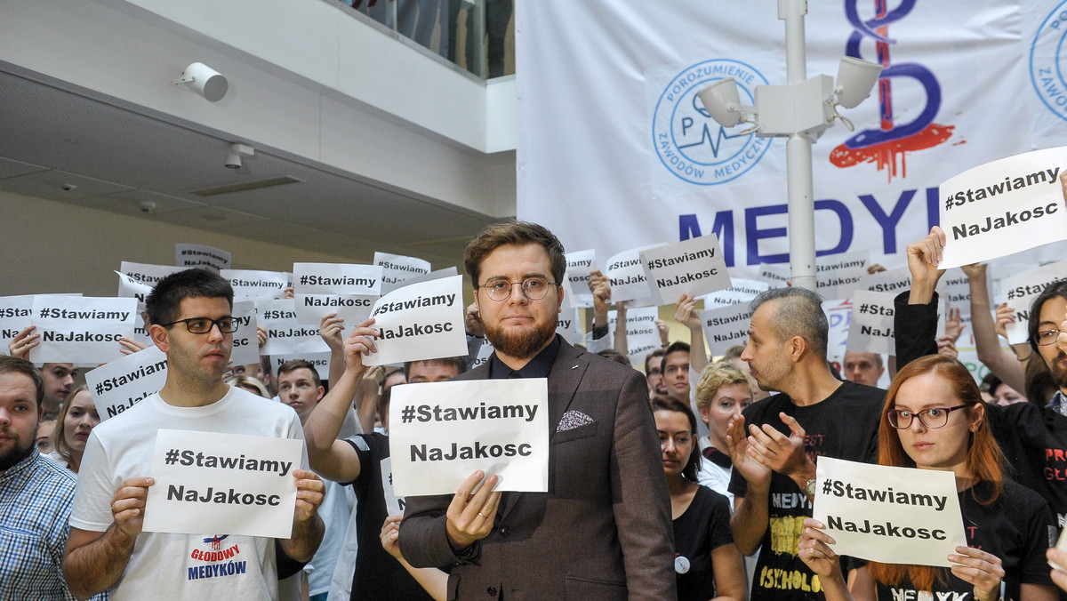 O zakończeniu głodówki w kilku placówkach na terenie kraju poinformowali dzisiaj przedstawiciele protestujących medyków. W samym szpitalu w Lesznie głodówkę od 19 października prowadziło łącznie 15 osób. Jednak to nie koniec działań medyków, którzy domagają się zmian w służbie zdrowia. Teraz zapowiadają masowe wypowiadanie tzw. klauzuli opt-out. - Dla szpitala w Lesznie oznacza to katastrofę - mówi Onetowi dr Grzegorz Antkowski.