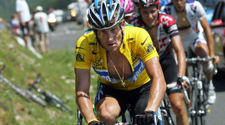 Lance Arsmtrong hiába nyert hétszer a Tour de France-on, kiderült, hogy doppinggal érte el a sikereket /Fotó: AFP