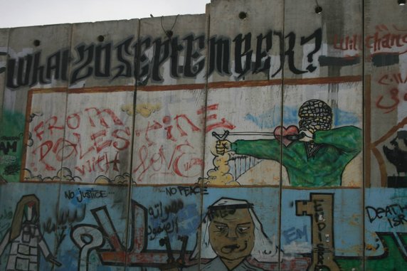 Murale na murze od strony palestyńskiej w Qalandia Check Point