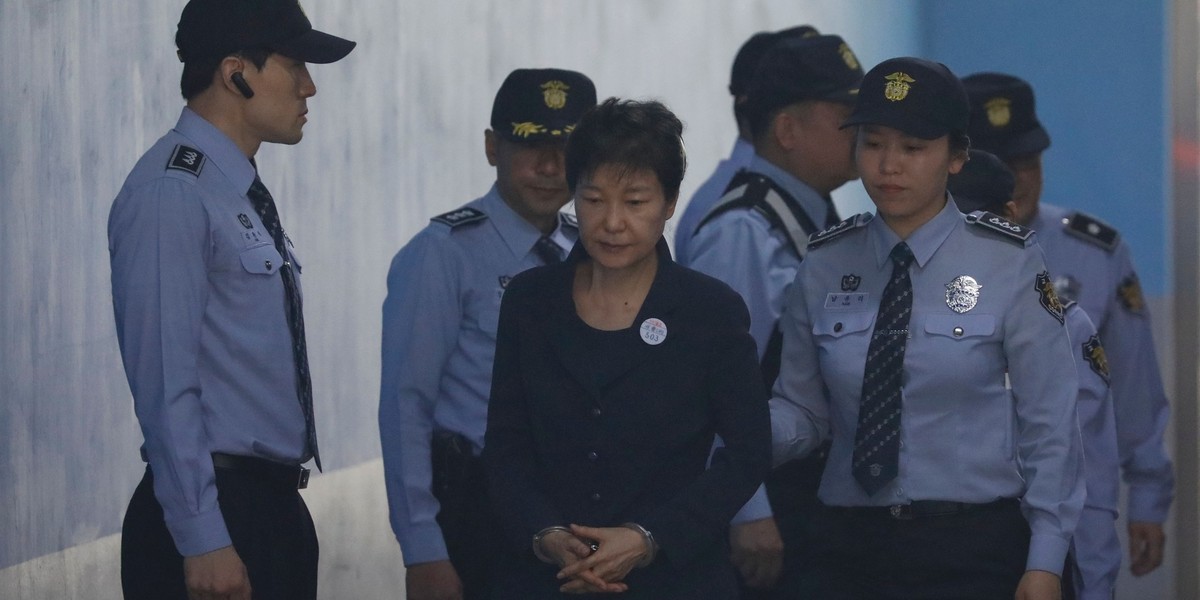 Park Geun-Hye, była prezydent Korei Południowej, doprowadzana w kajdankach do sądu