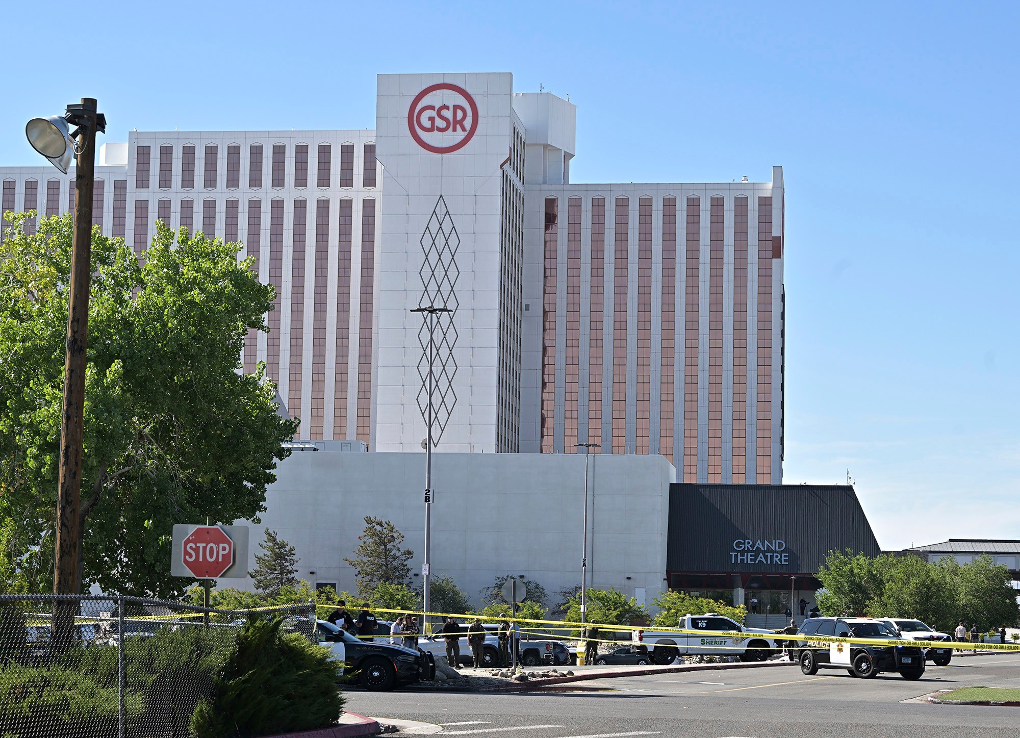 Polícia reaguje na streľbu pred hotelom Grand Sierra Resort v Rene, Nevada.