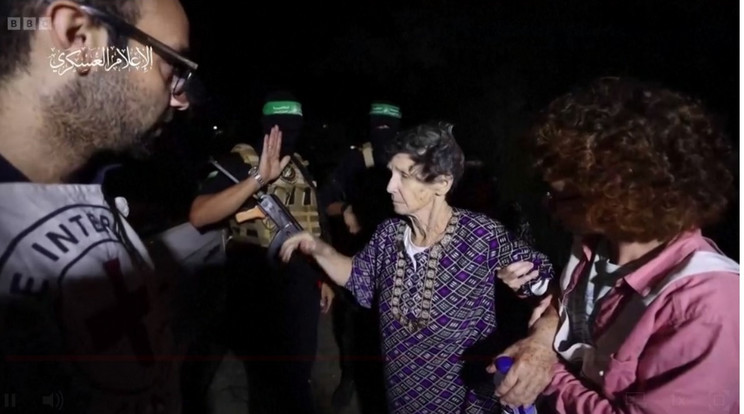 Kezet fogott túszejtőivel a 86 éves izraeli nagymama /Fotó: youtube