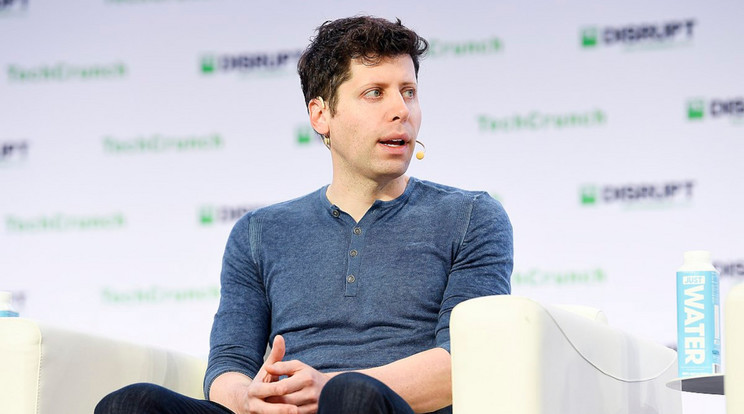 Sam Altman, az OpenAI vezérigazgatója optimista a mesterséges intelligencia jövőjét illetően, de azért ez EU-ból elvinné a cégét, ha túlságosan bekorlátoznák a tevékenységüket. A digitális biznisz egyik legfényesebb sztárja arra számít, hogy az új technológiák olyan mértékben megváltoztatják a gondolkodásunkat, ami már a világ vagyonának elosztását is befolyásolja. Jövőre sokat akar erről beszélni / Fotó: TechCrunch / Wikimedia Commons